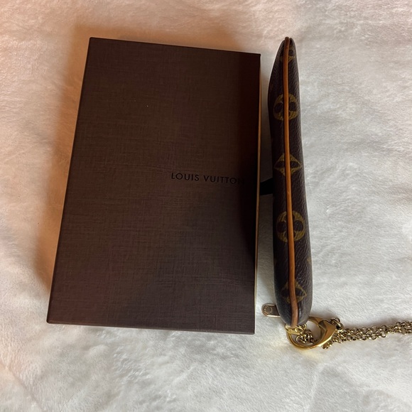 Louis Vuitton Pochette Milla MM Monogrammed Wallet - Picture 4 of 10